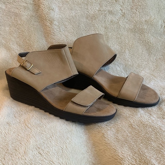 AEROSOLES Shoes - Aerosoles tan leather wedge sandals “In the Bog” size 9